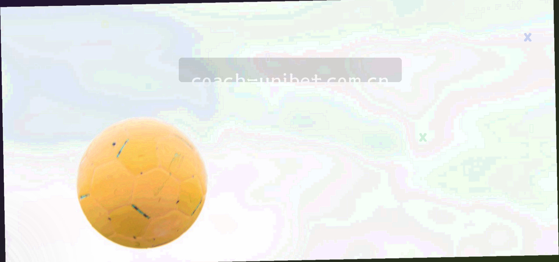 夜灯下的球场航拍俯视，看台与草皮分界清晰，色调冷而低饱和